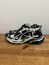 Load image into Gallery viewer, Balenciagia Runners | 10M | NO BOX | Used