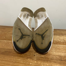 Load image into Gallery viewer, Jordan 5 Metallic White 2015 | 11M | Preown