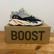 Load image into Gallery viewer, Yeezy Boost 700 | 8.5M | Used