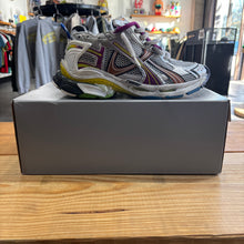 Load image into Gallery viewer, Balenciagia Runners | 42 | Used